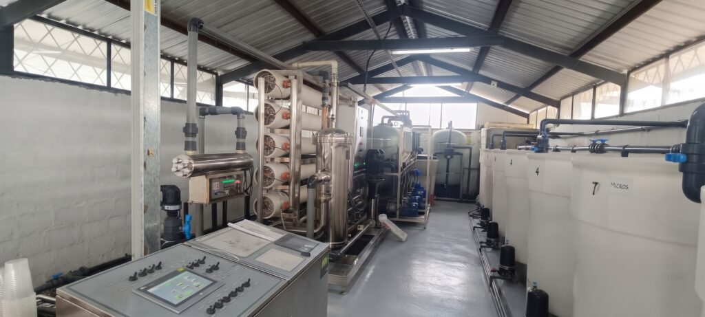 Sala de filtros y ósmosis inversa instalada por AWT