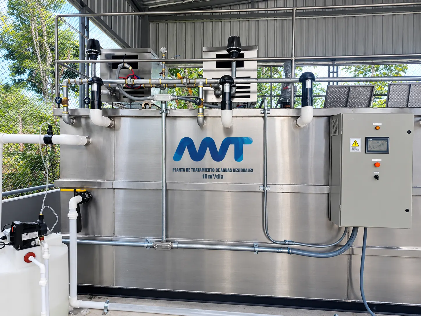 PTAR compacta de 10 m3/día en acero inoxidable construida por AWT para Splendor